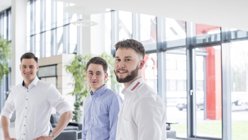 Gruppe von BAUHAUS Nachwuchsführungskräften im Foyer
